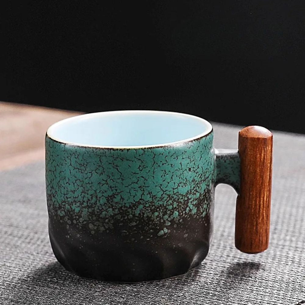 Tasse à thé artisanal vintage avec anse en bois céramique style wabi-sabi