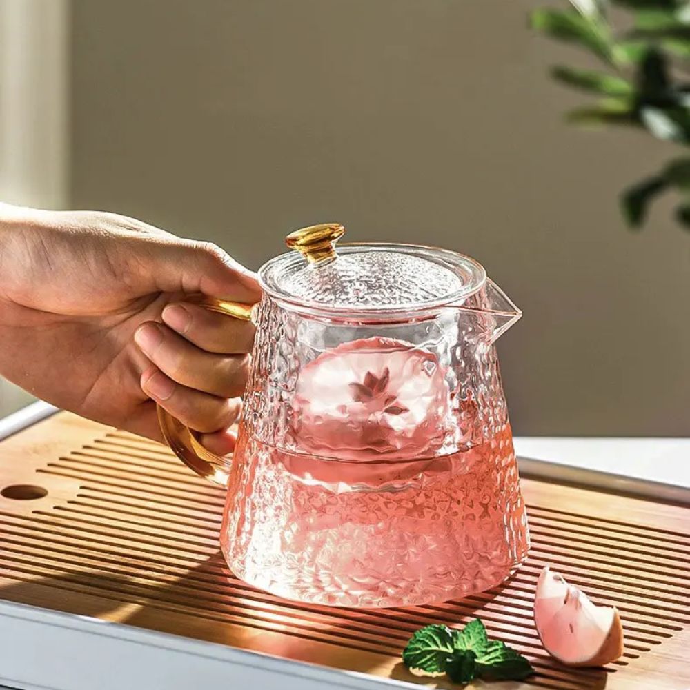 Teekanne aus Glas mit Sieb