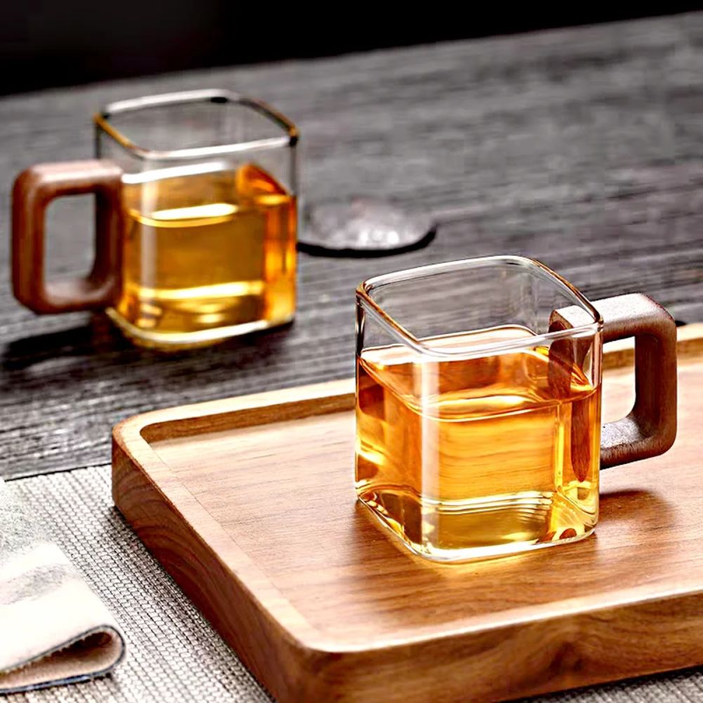 Teetasse aus Glas mit Griff aus Natur-Walnussholz