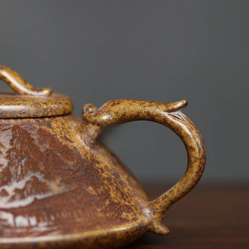 Théière en argile violette faite à la main