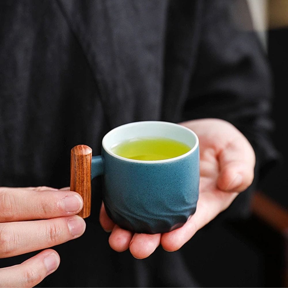 Tasse à thé artisanal vintage avec anse en bois Céramique style wabi-sabi