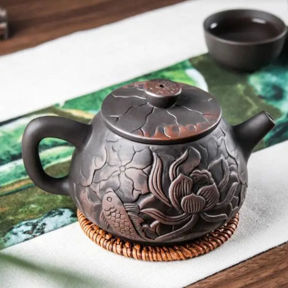 Théière en argile violette gravure lotus faite main (300 ml)