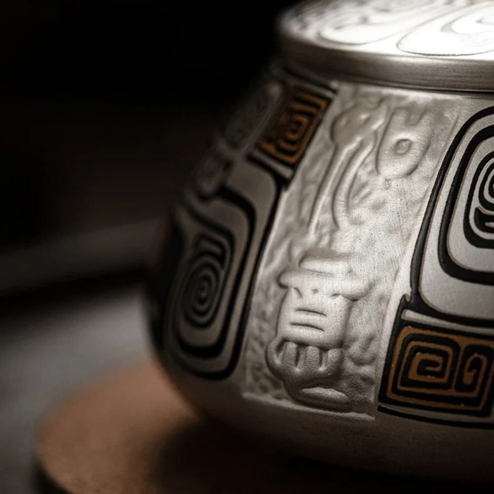 Théière artisanale en argent fin avec manche latéral