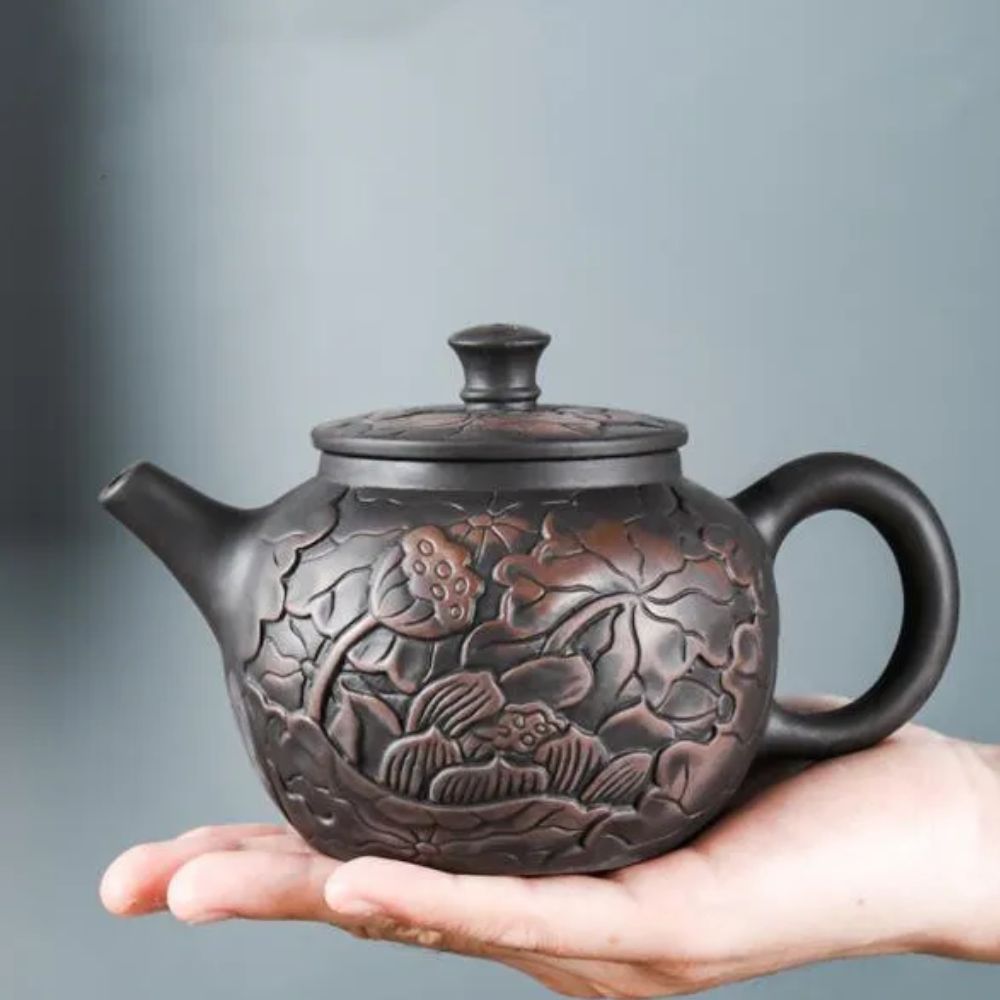 Théière en argile violette gravure lotus faite main