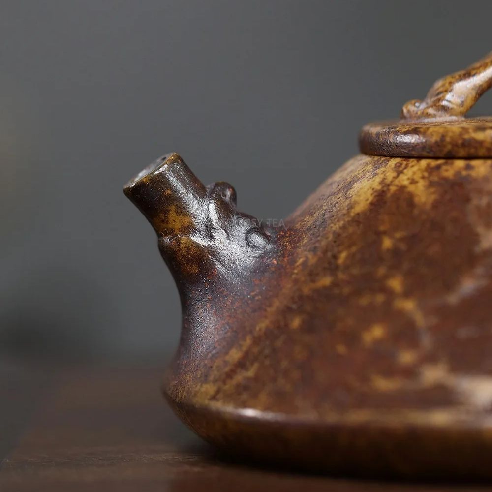 Théière en argile violette faite à la main