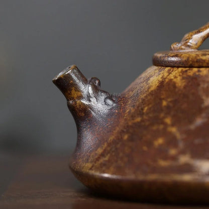 Théière en argile violette faite à la main