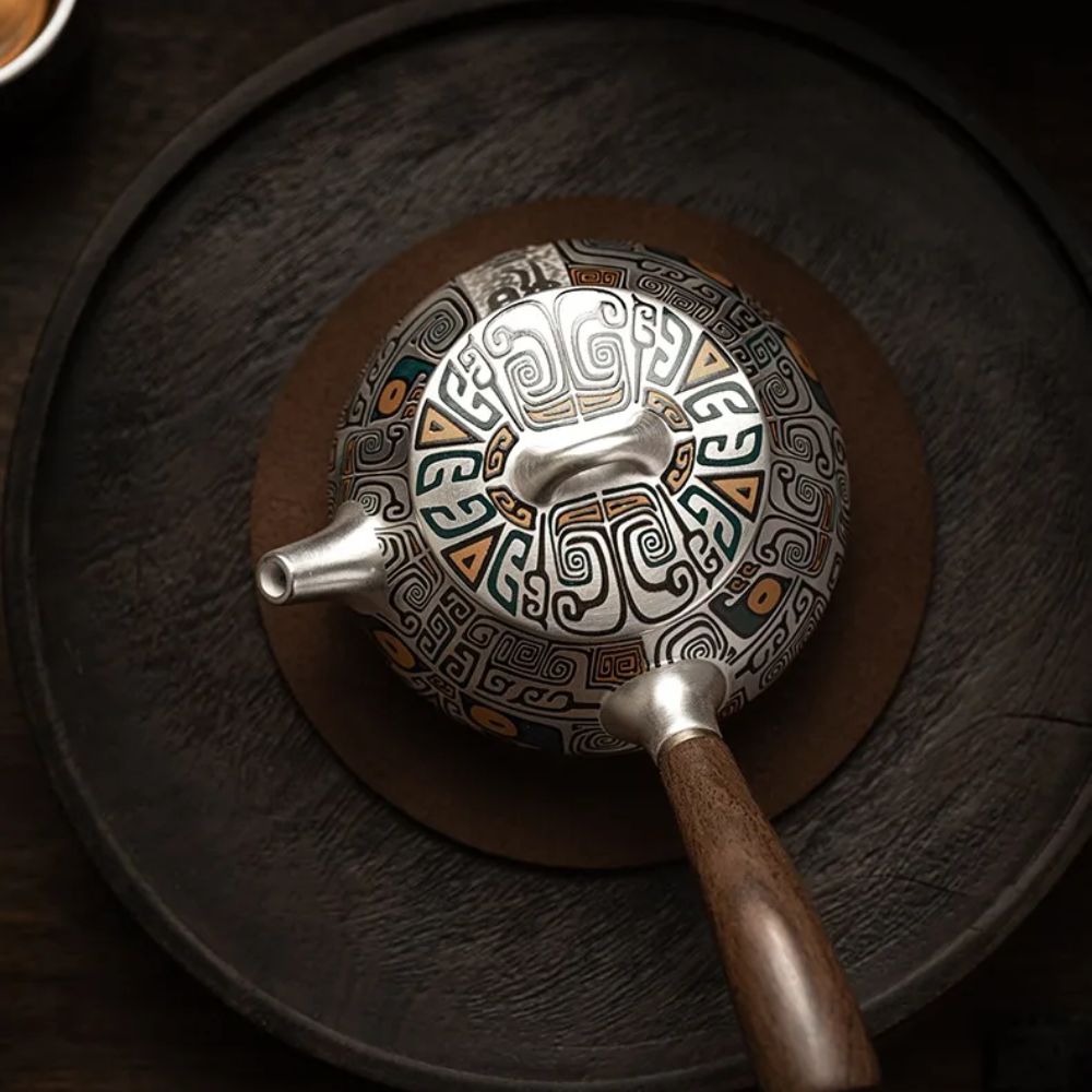 Théière artisanale en argent fin avec manche latéral