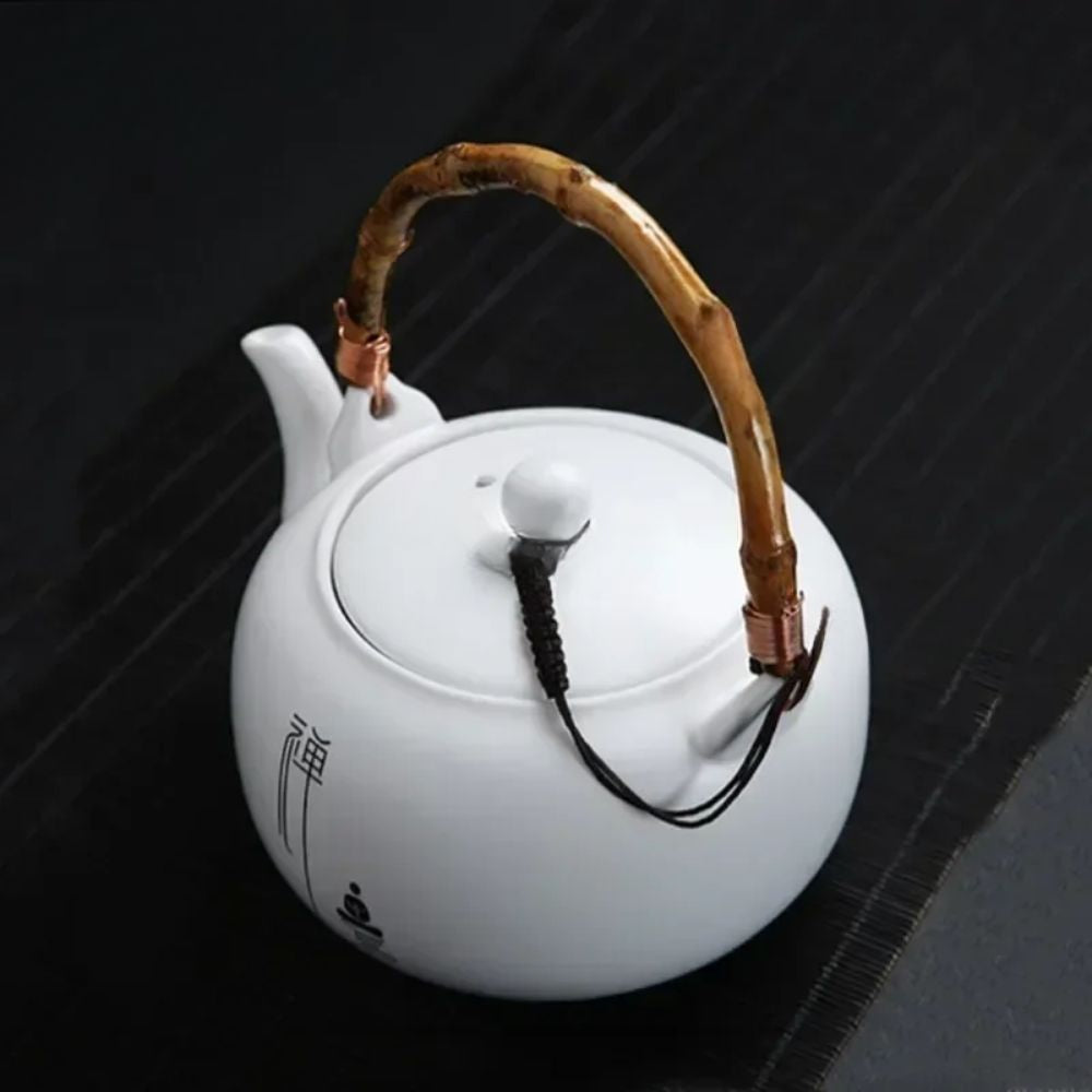 Théière en porcelaine blanche avec filtre intégré