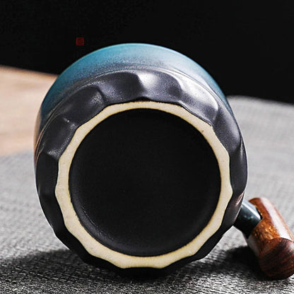 Tasse à thé artisanal vintage avec anse en bois céramique style wabi-sabi