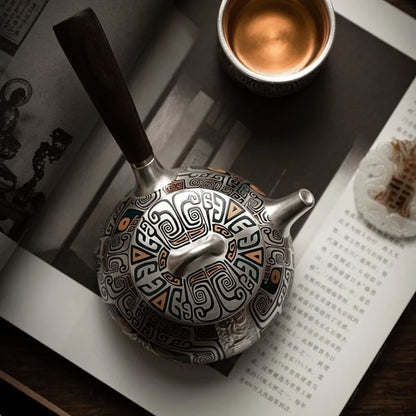 Théière artisanale en argent fin avec manche latéral