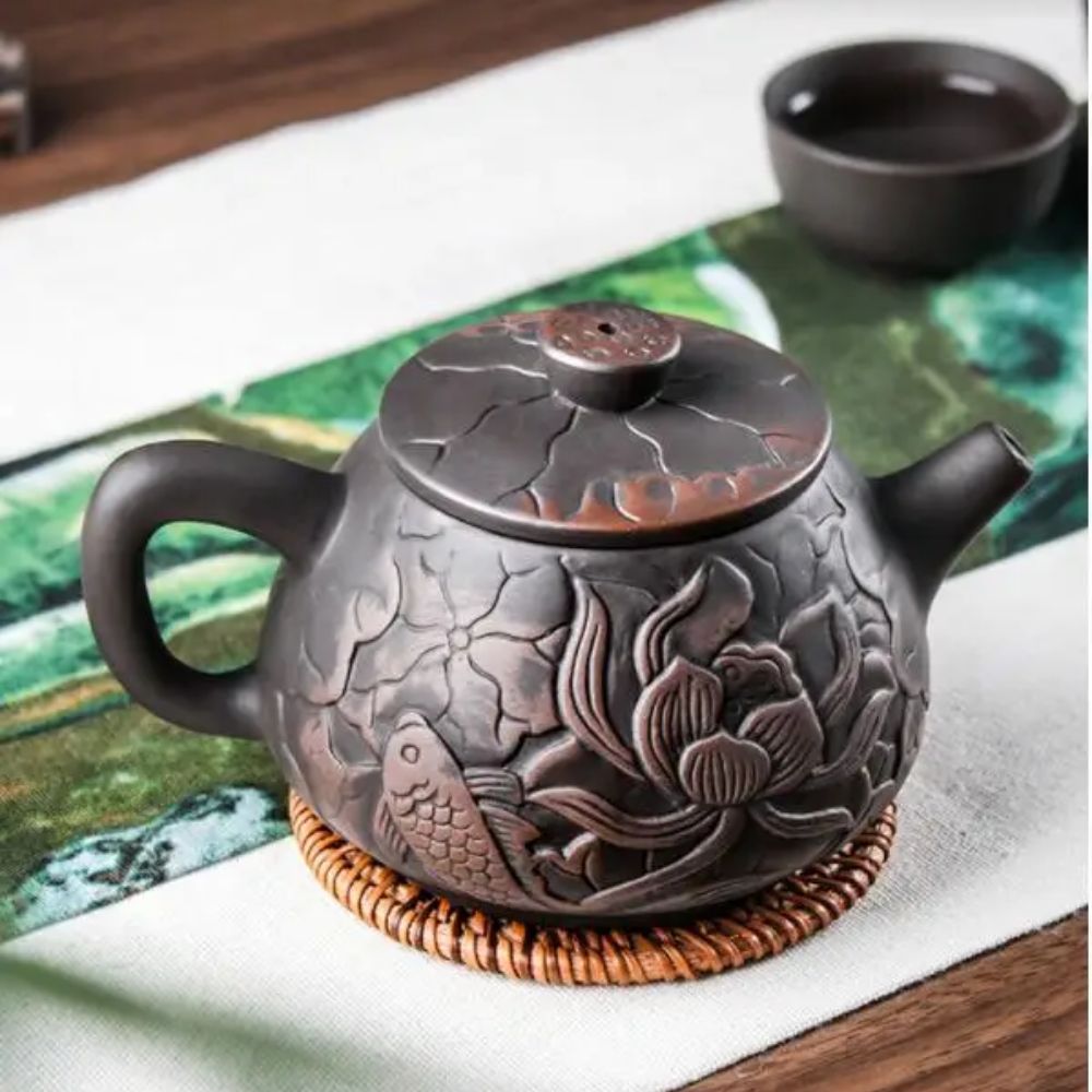 Théière en argile violette gravure lotus faite main