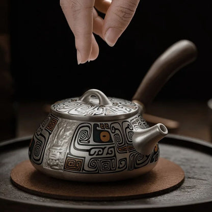 Théière artisanale en argent fin avec manche latéral