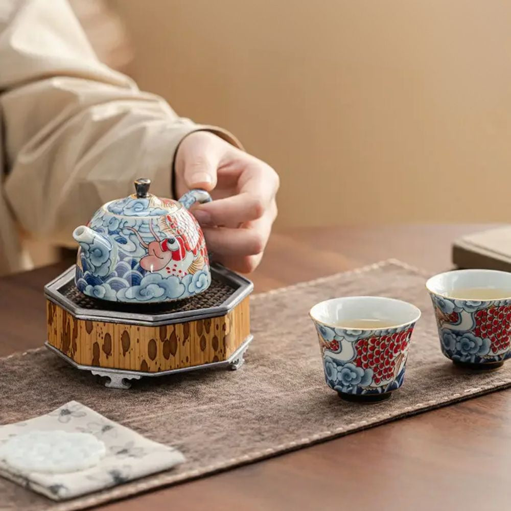Théière en porcelaine décor sous glaçure avec infuseur
