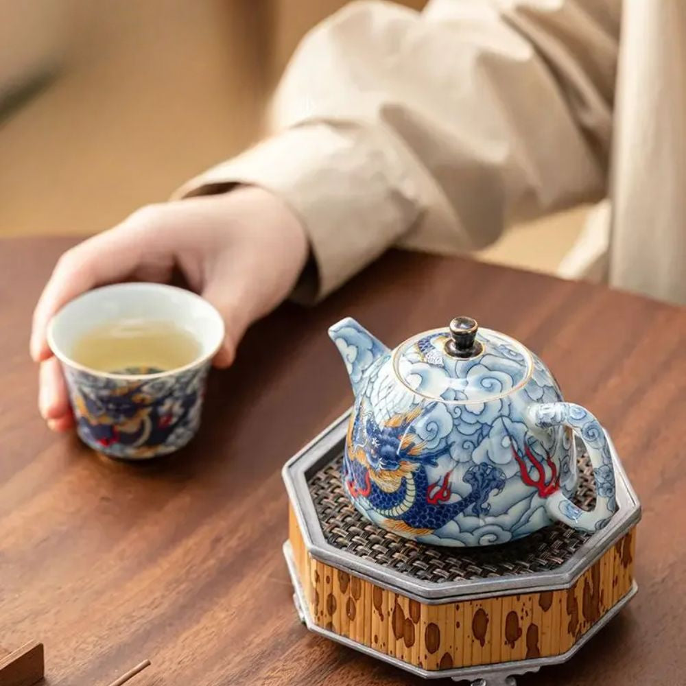 Théière en porcelaine décor sous glaçure avec infuseur