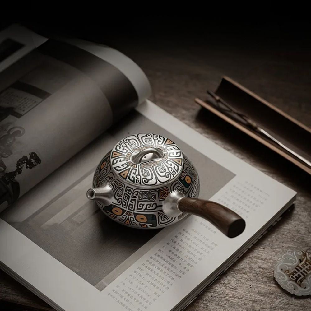 Théière artisanale en argent fin avec manche latéral