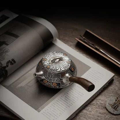 Théière artisanale en argent fin avec manche latéral