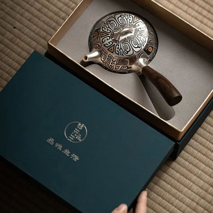 Théière artisanale en argent fin avec manche latéral