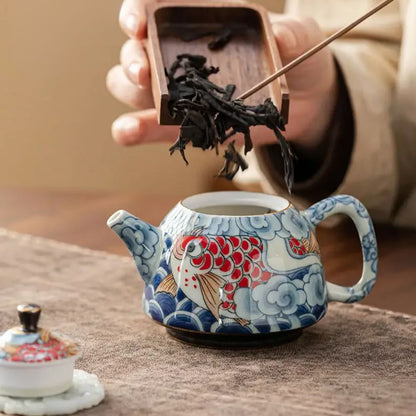 Théière en porcelaine décor sous glaçure avec infuseur