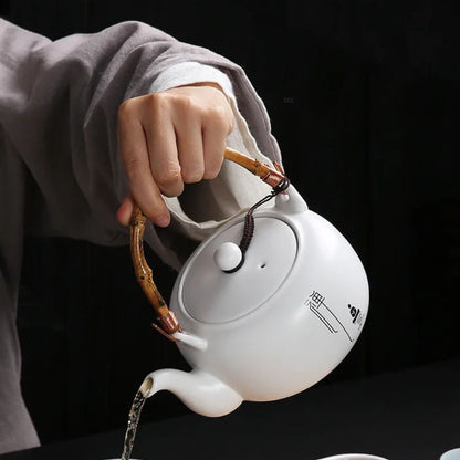 Théière en porcelaine blanche avec filtre intégré