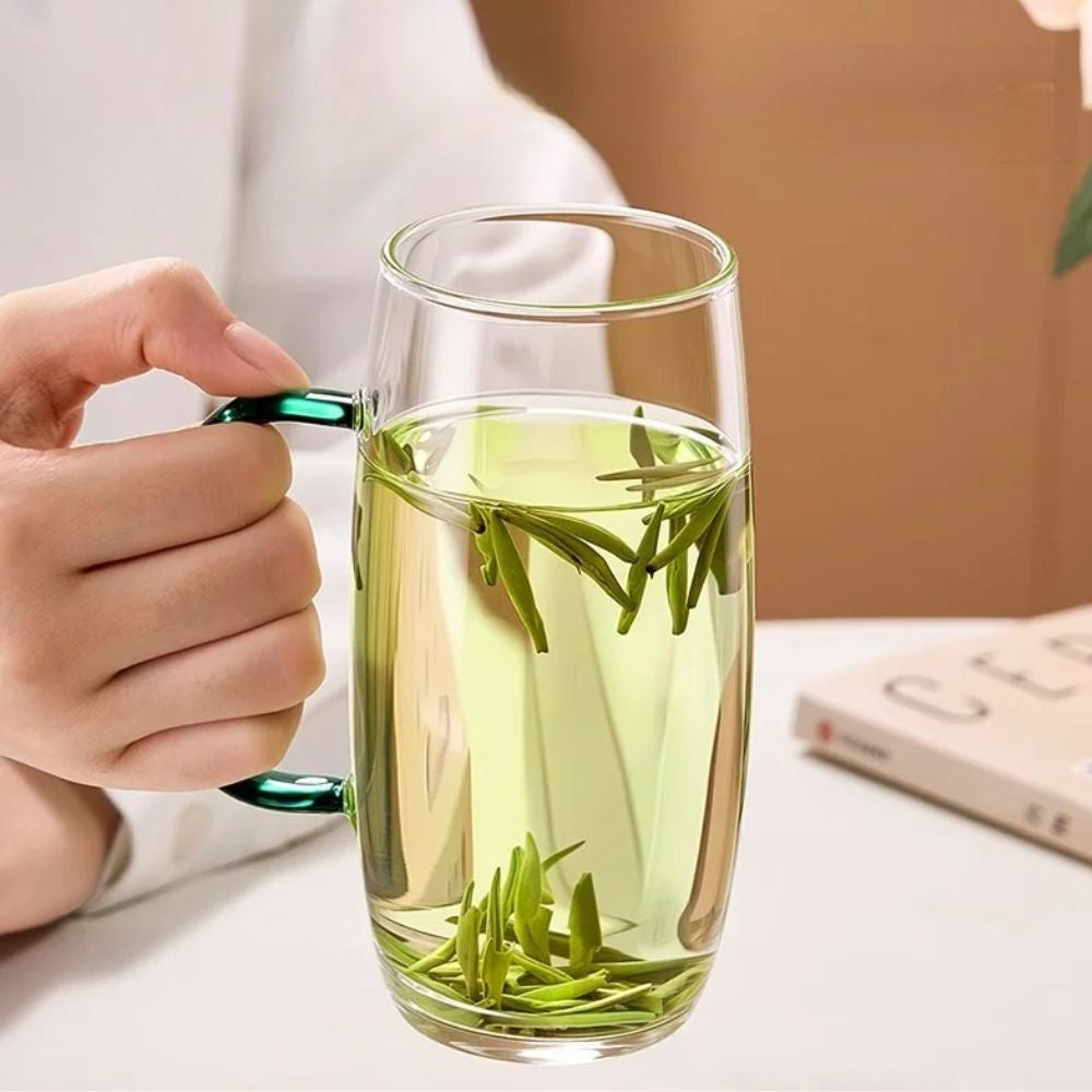 Tasse à thé en verre avec anse