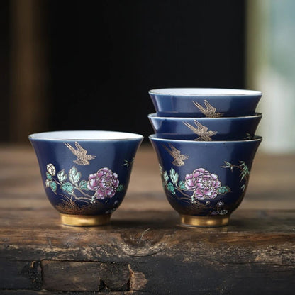 Tasse à thé bleue dorée peinte à la main