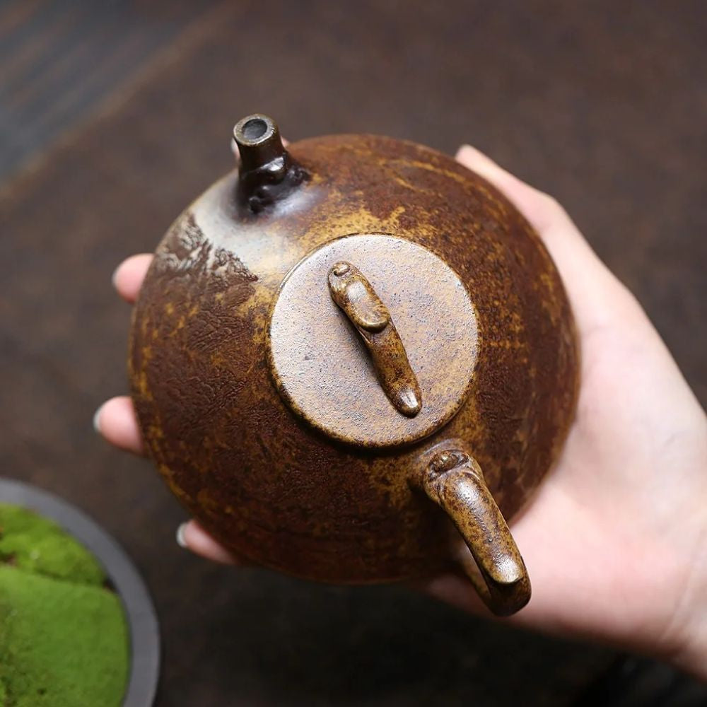 Théière en argile violette faite à la main