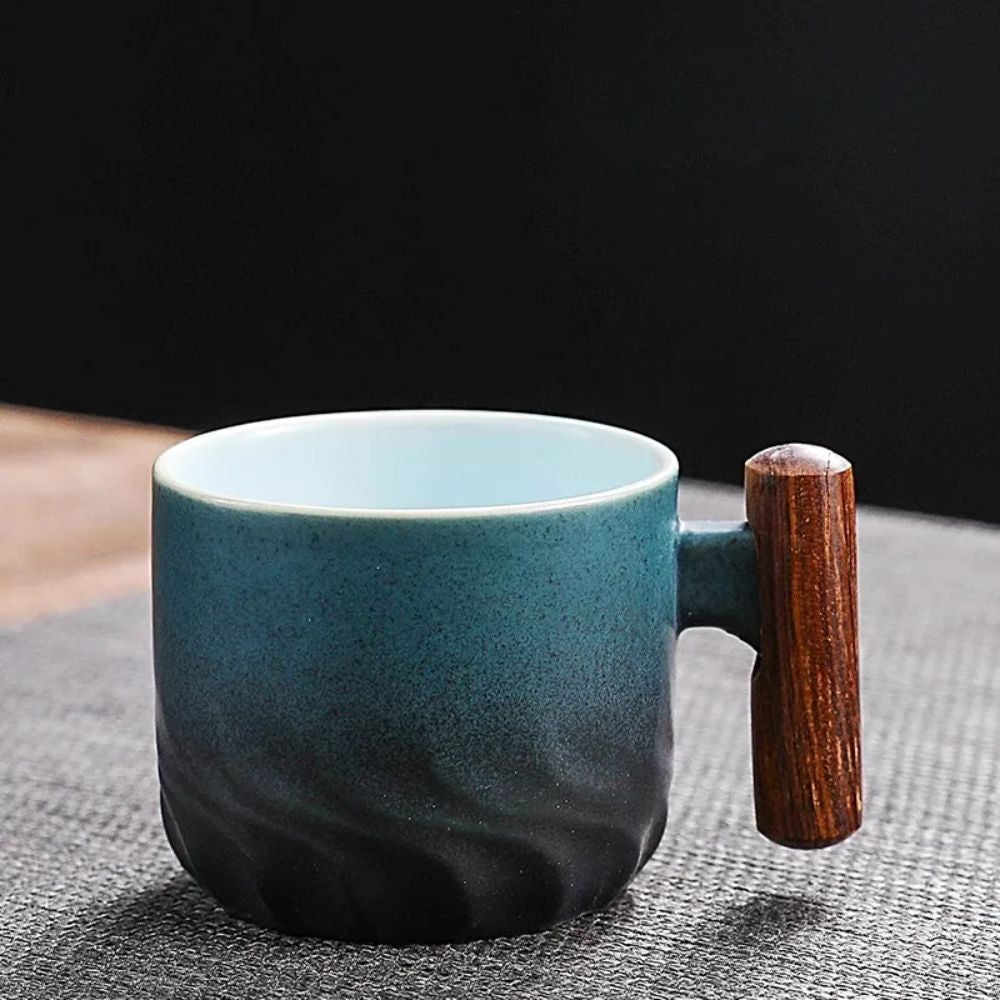 Tasse à thé artisanal vintage avec anse en bois céramique style wabi-sabi