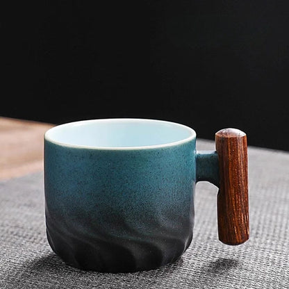 Tasse à thé artisanal vintage avec anse en bois céramique style wabi-sabi