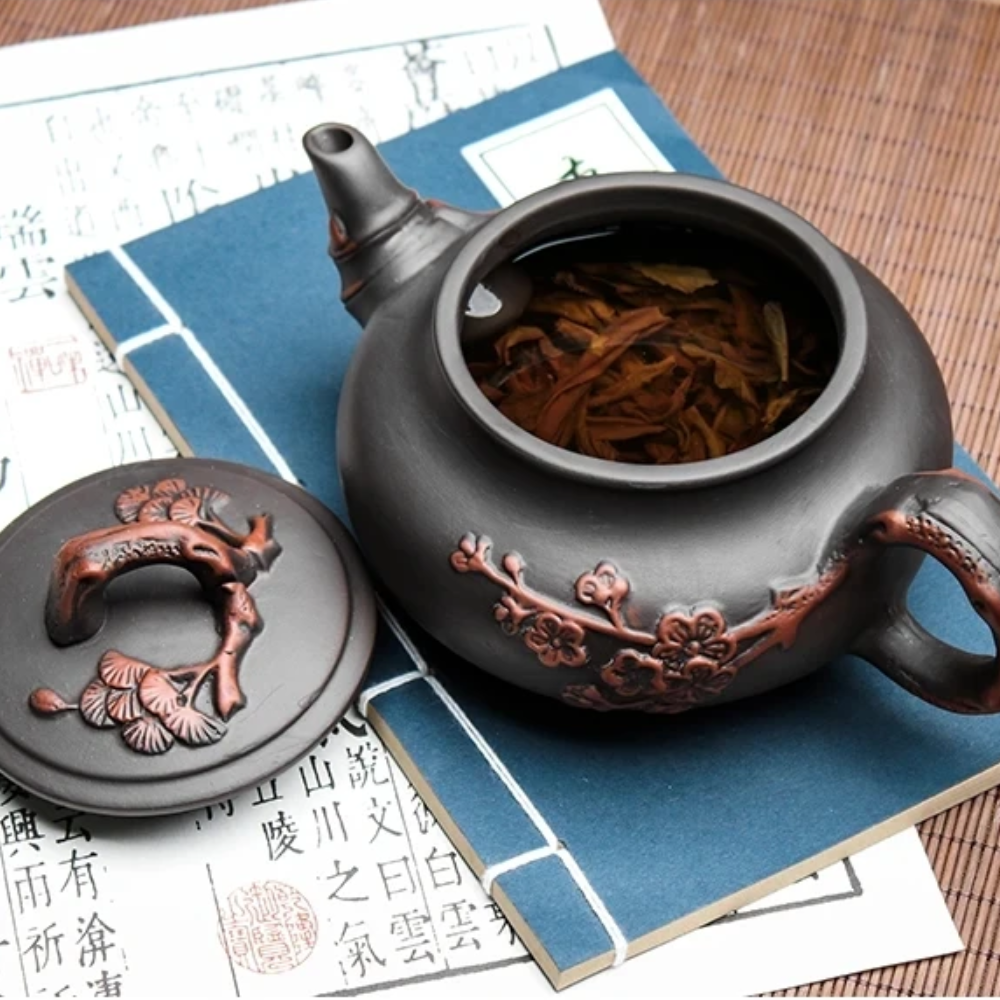 Théière en argile violette gravée