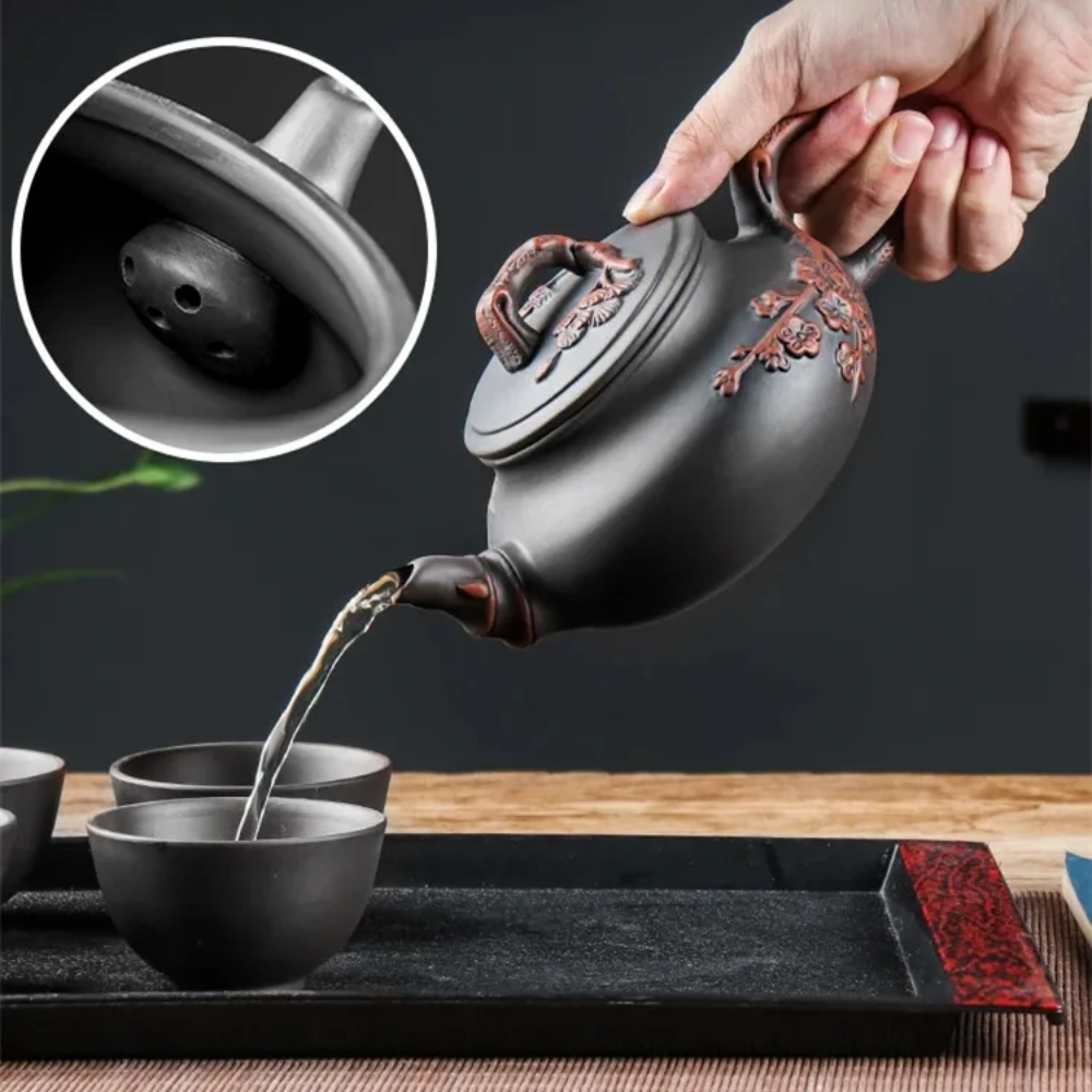 Théière en argile violette gravée