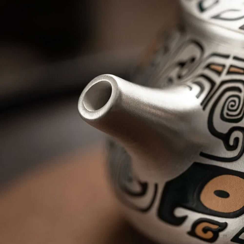 Théière artisanale en argent fin avec manche latéral