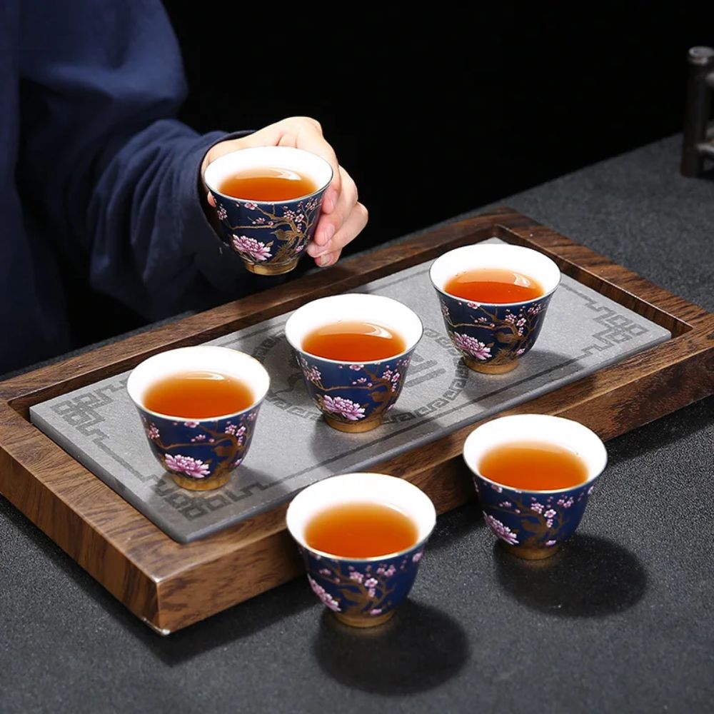 Tasse à thé bleue dorée peinte à la main