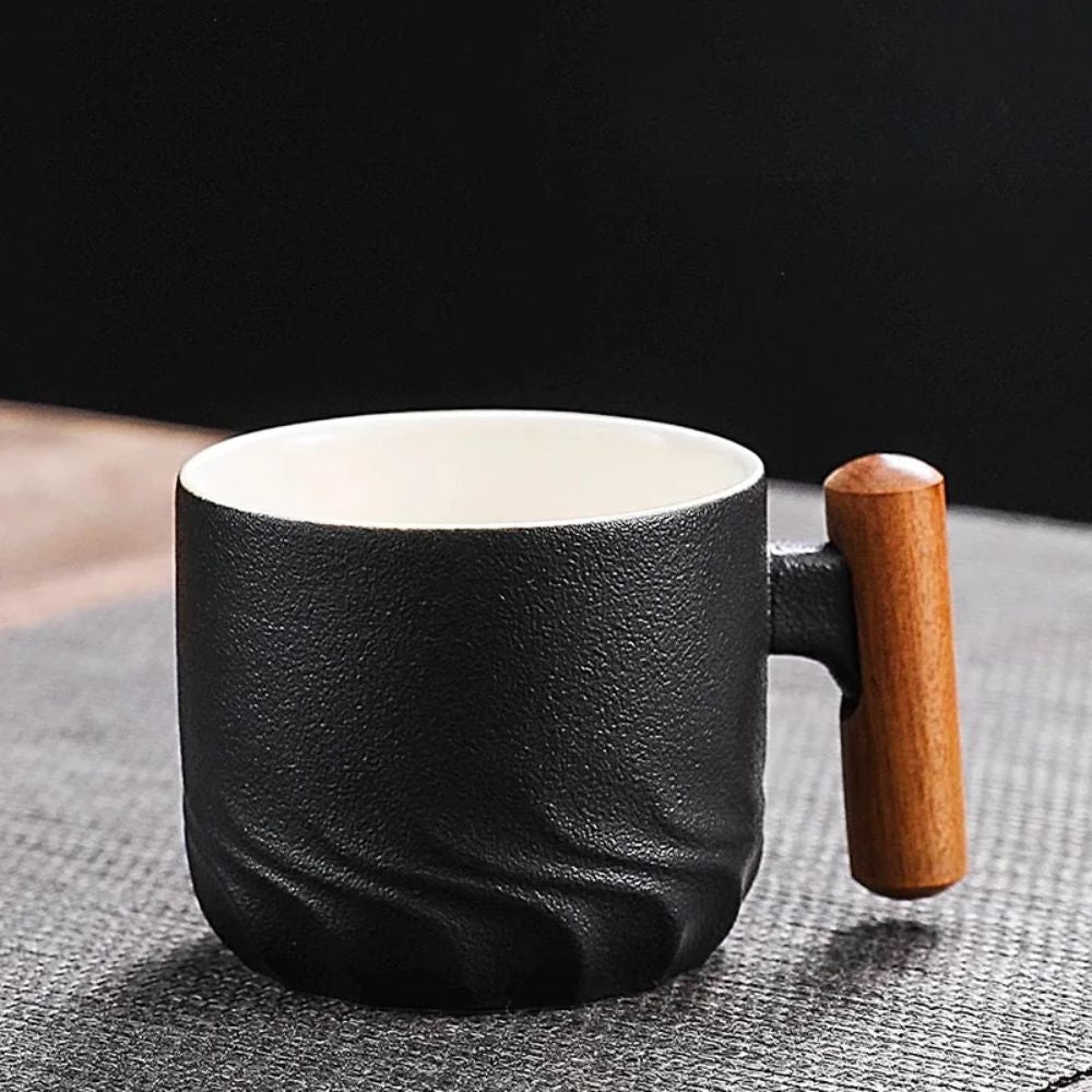 Tasse à thé artisanal vintage avec anse en bois céramique style wabi-sabi