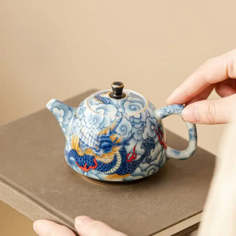 Théière en porcelaine décor sous glaçure avec infuseur