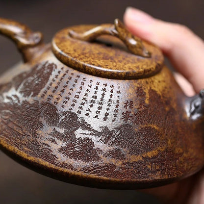 Théière en argile violette faite à la main