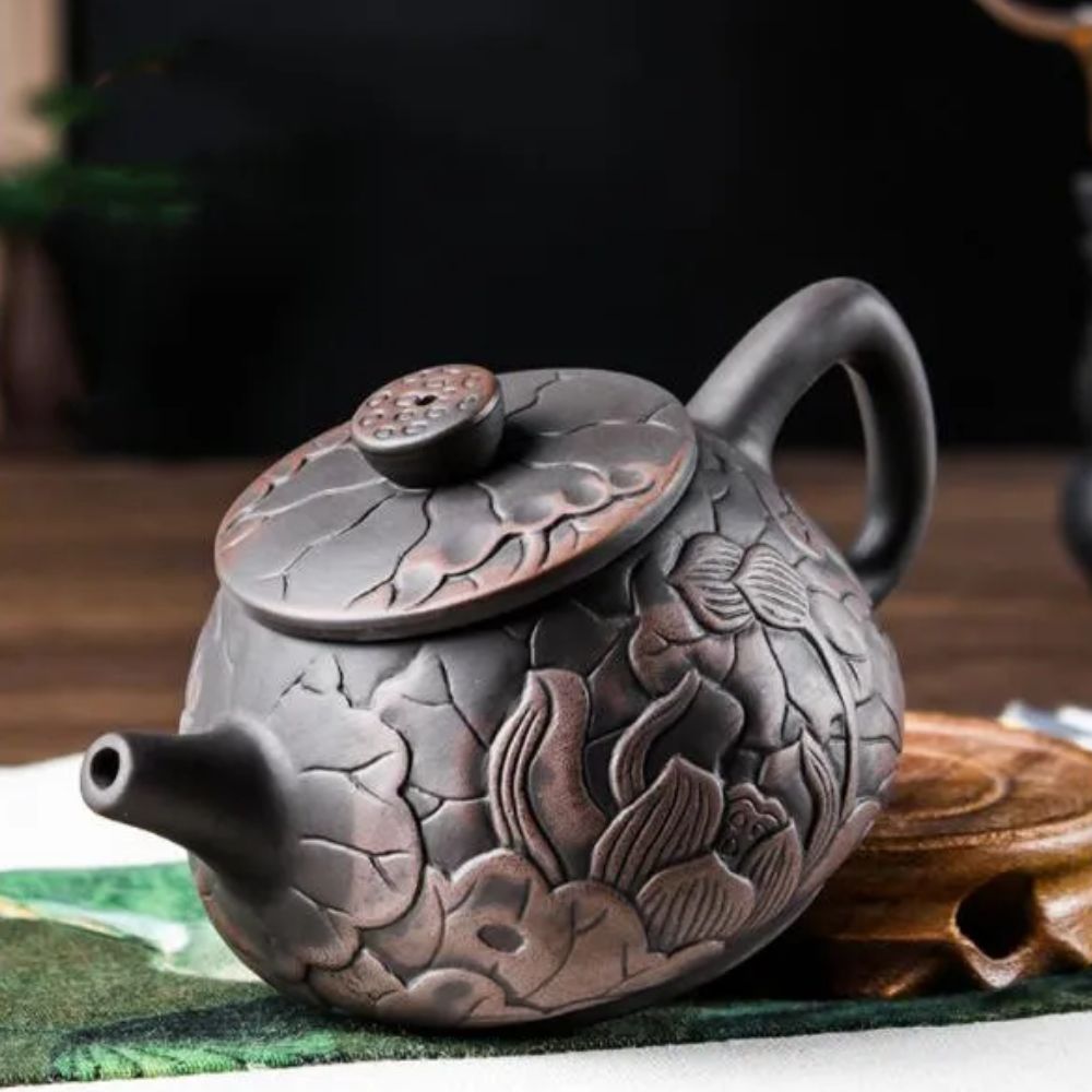 Théière en argile violette gravure lotus faite main