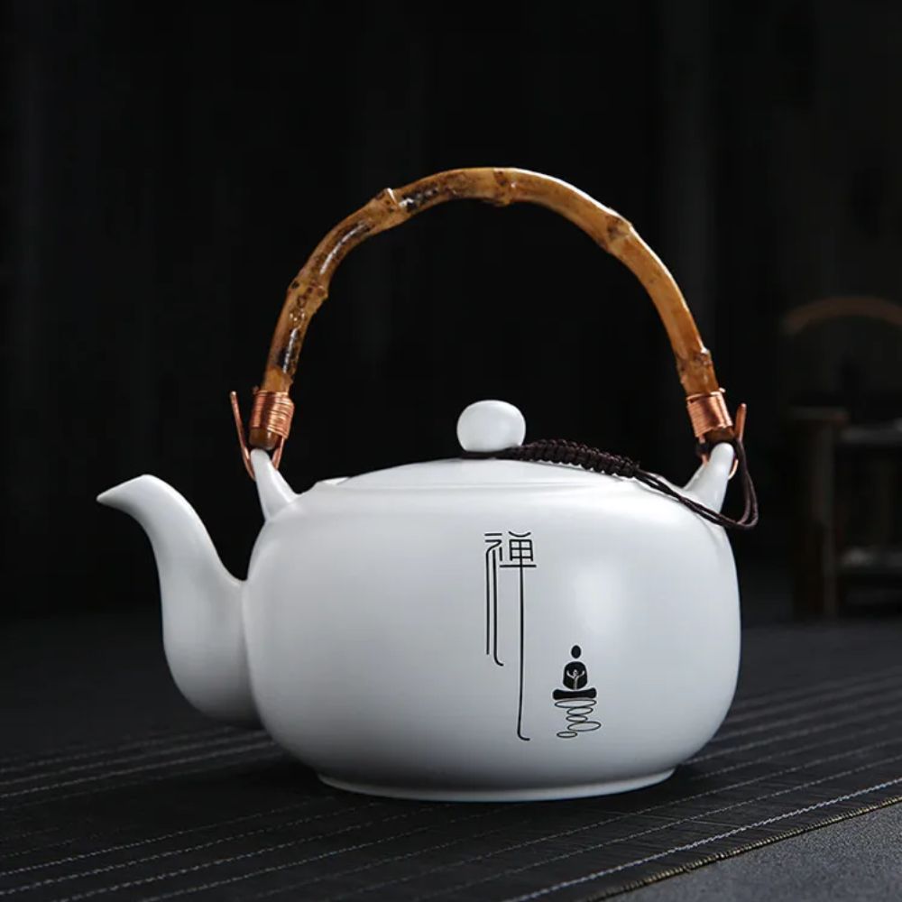 Théière en porcelaine blanche avec filtre intégré