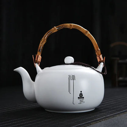 Théière en porcelaine blanche avec filtre intégré