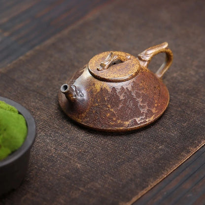 Théière en argile violette faite à la main