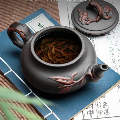 Théière en argile violette gravée