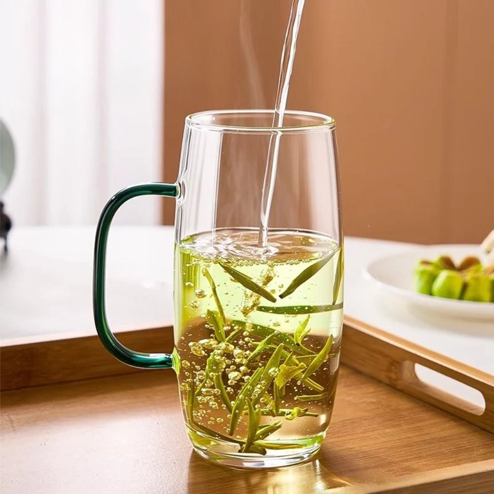 Teetasse aus Glas mit Henkel