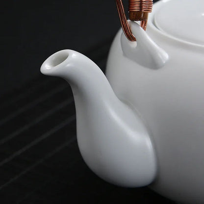 Théière en porcelaine blanche avec filtre intégré