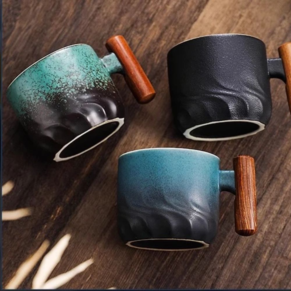 Tasse à thé artisanal vintage avec anse en bois céramique style wabi-sabi