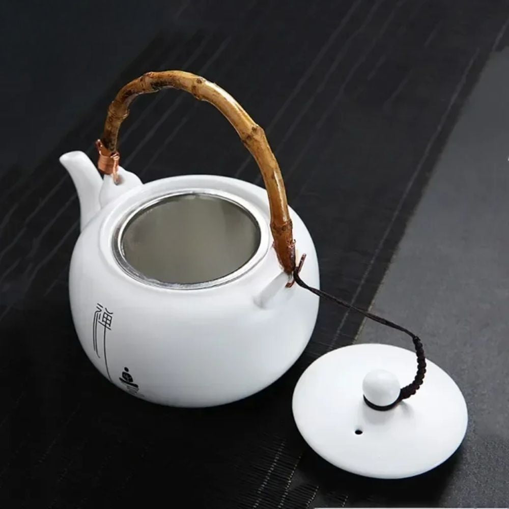 Théière en porcelaine blanche avec filtre intégré