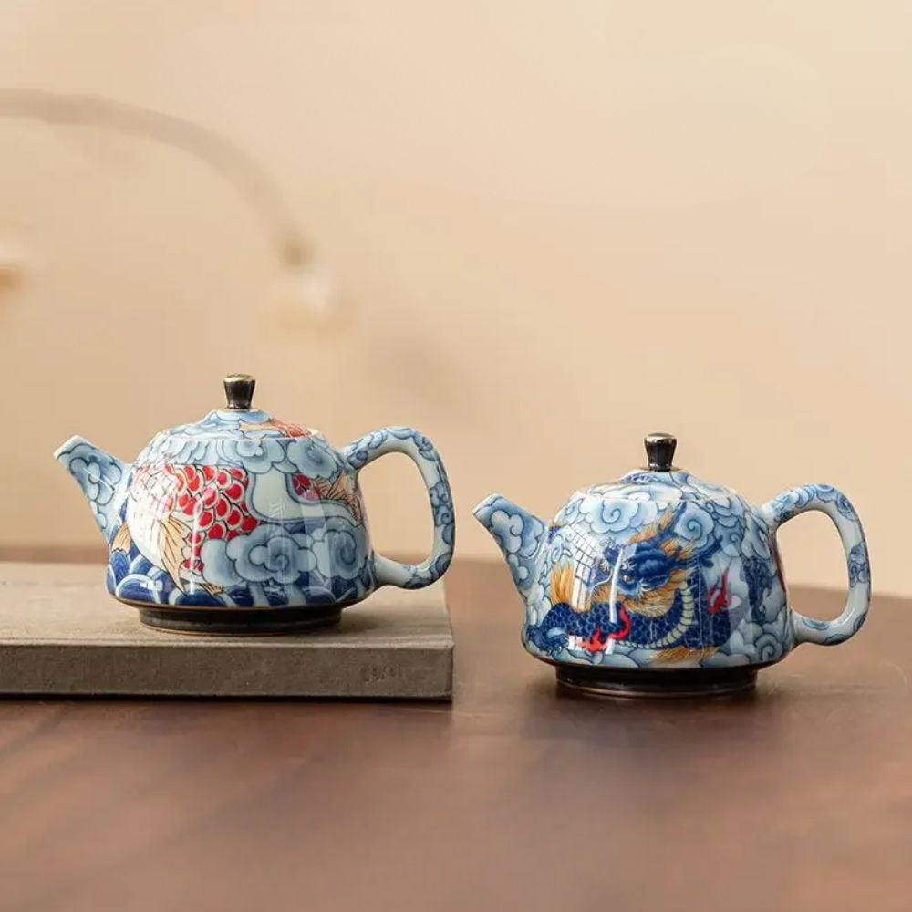 Théière en porcelaine décor sous glaçure avec infuseur