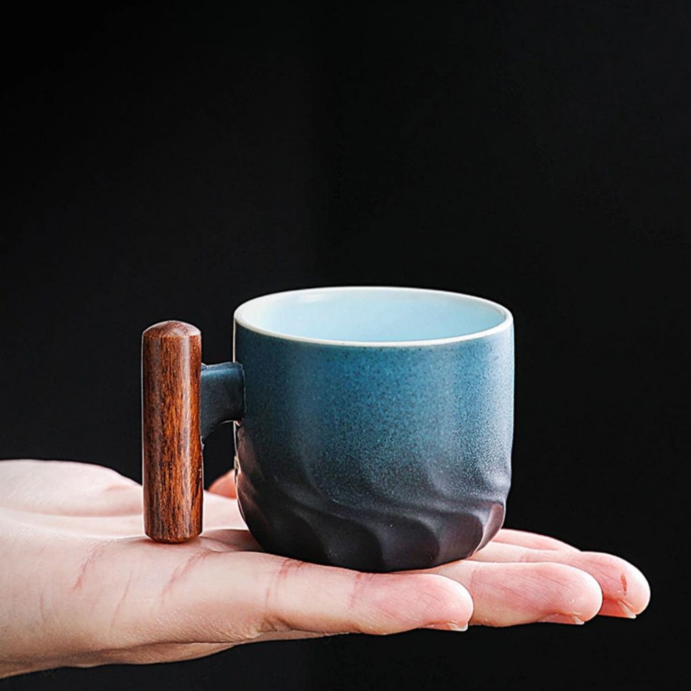 Tasse à thé artisanal vintage avec anse en bois céramique style wabi-sabi