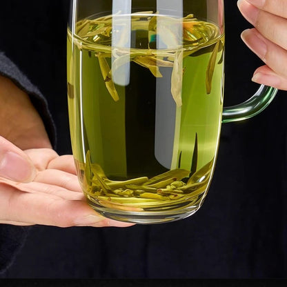 Tasse à thé en verre avec anse