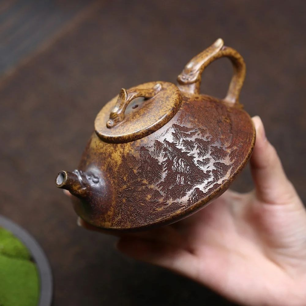 Théière en argile violette faite à la main