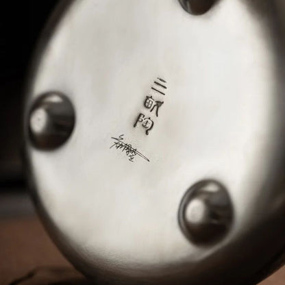 Théière artisanale en argent fin avec manche latéral