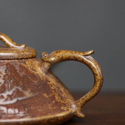 Théière en argile violette faite à la main